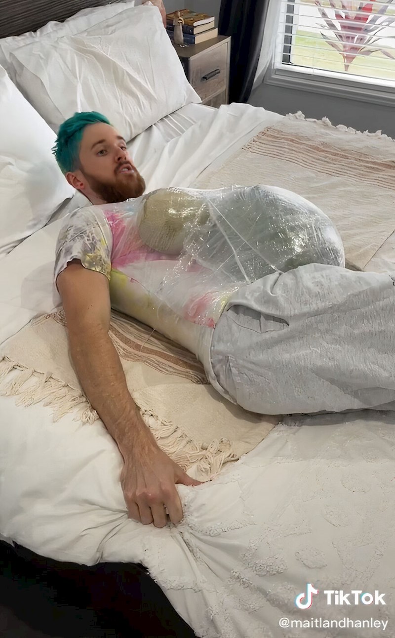 Maitland je odmah podcijenio koliko je teško ustati iz kreveta, zbog čega su se svi nasmijali.