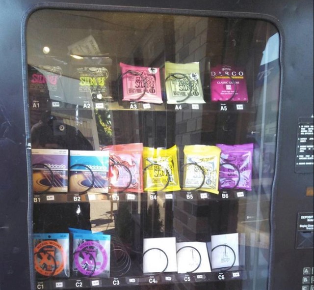 #10 Ovaj automat izvan prodavaonice gitara prodaje žice i drugu opremu.