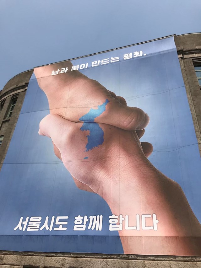 Poster ispred gradske vijećnice u Seulu.