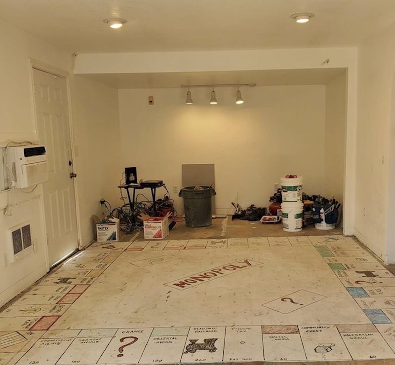 "Dok smo uklanjali stari tepih, šogor je pronašao ogromnu ploču monopola."