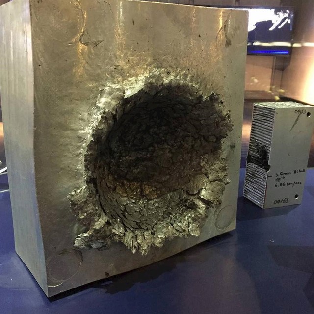 Ovo je šteta svemirskih krhotina na bloku čvrstog aluminija, brzina krhotina iznosi preko 24 tisuće kilometara na sat.