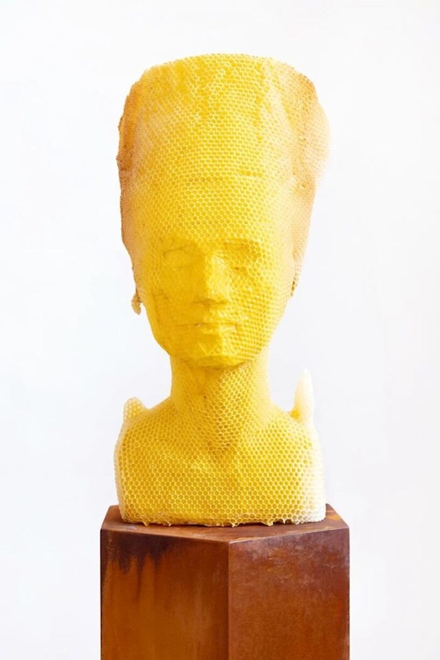 Umjetnik Tomáš Libertíny radio je zajedno s pčelama na stvaranju Nefertitine biste nazvane Eternity.