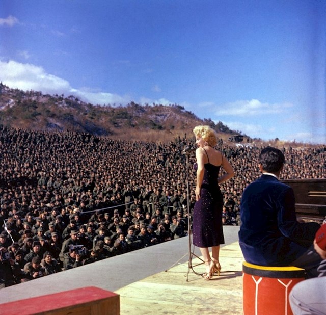 Marilyn Monroe drži govor ispred nekoliko tisuća američkih vojink u Koreji 1954. godine.