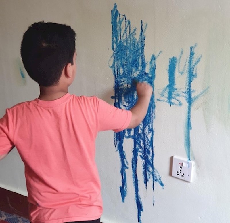 13. "Zid je bio svježe oslikan."