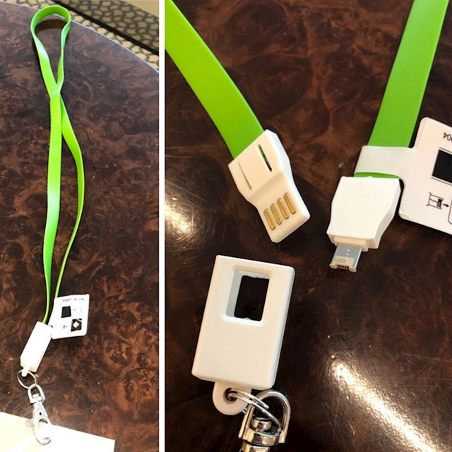 Na ovoj konferenciji na propusnicama se nalaze USB kabeli za punjenje mobitela.