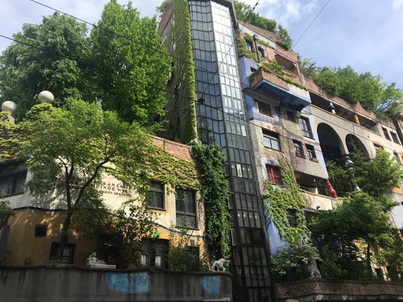 Po nekim statistikama, to je najposjećenija stambena zgrada u Beču, a uvrštena je i u turističke obilaske Beča.