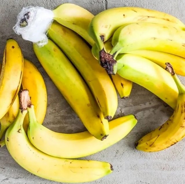 Ako prozirnom folijom ovako omotate vrhove banana, one bi duže trebale ostati svježe.