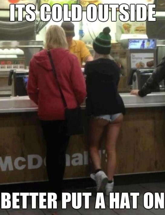 Hladno je vani... Bitno da je kapu na glavu stavila.