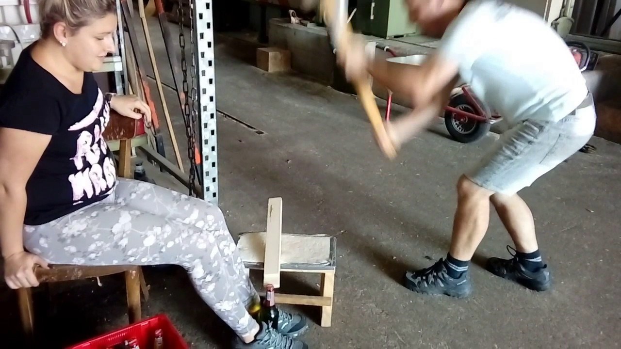 Otvaranje piva uz maaaaalu pomoć "mace"...