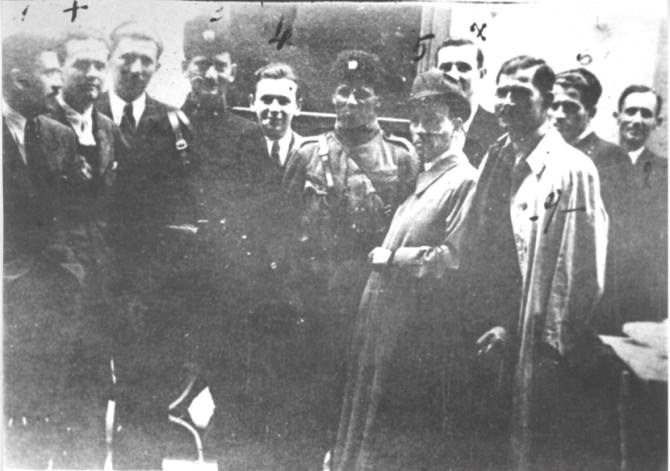 Četnik Vukašin Marčetić i ustaše Banja Luka 1944.jpg