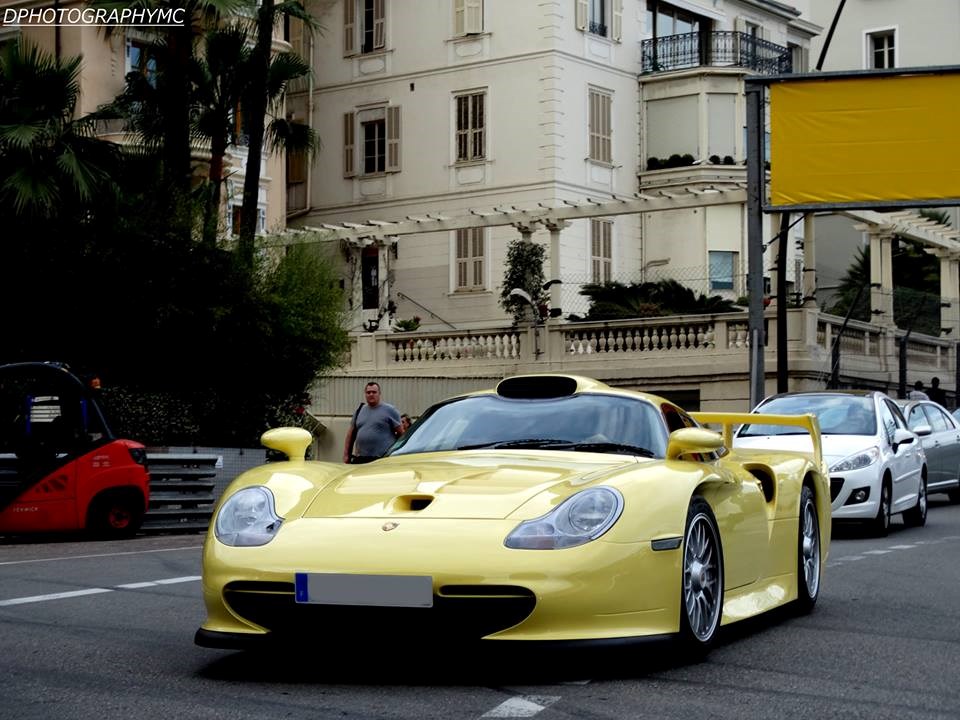 Porsche 911 GT1.