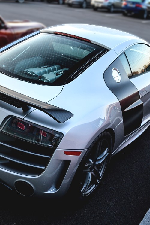 Audi R8.