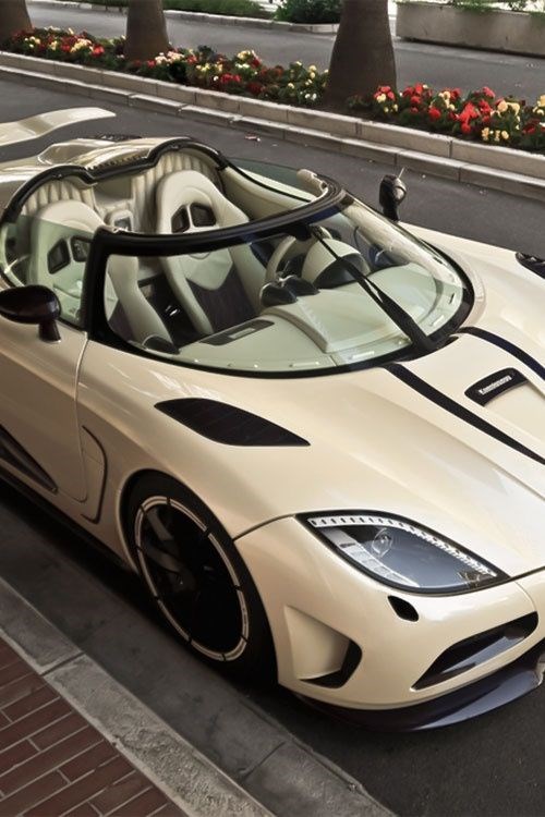 White Koenigsegg Agera.
