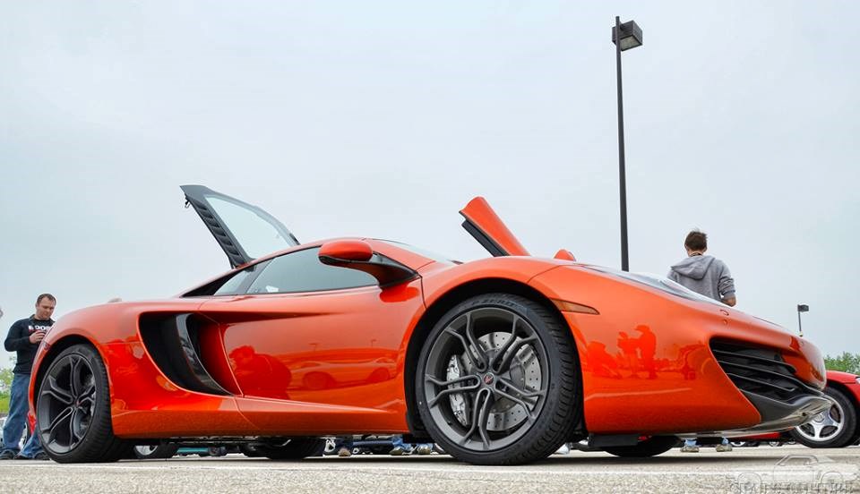 McLaren MP4-12C.