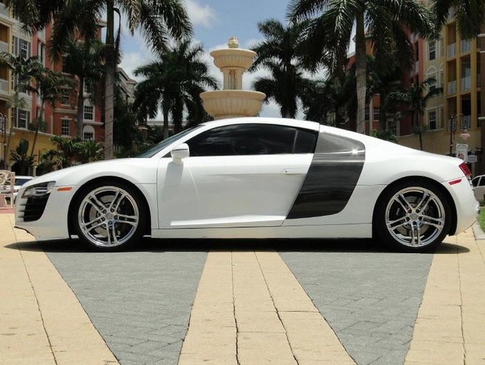 Audi R8.