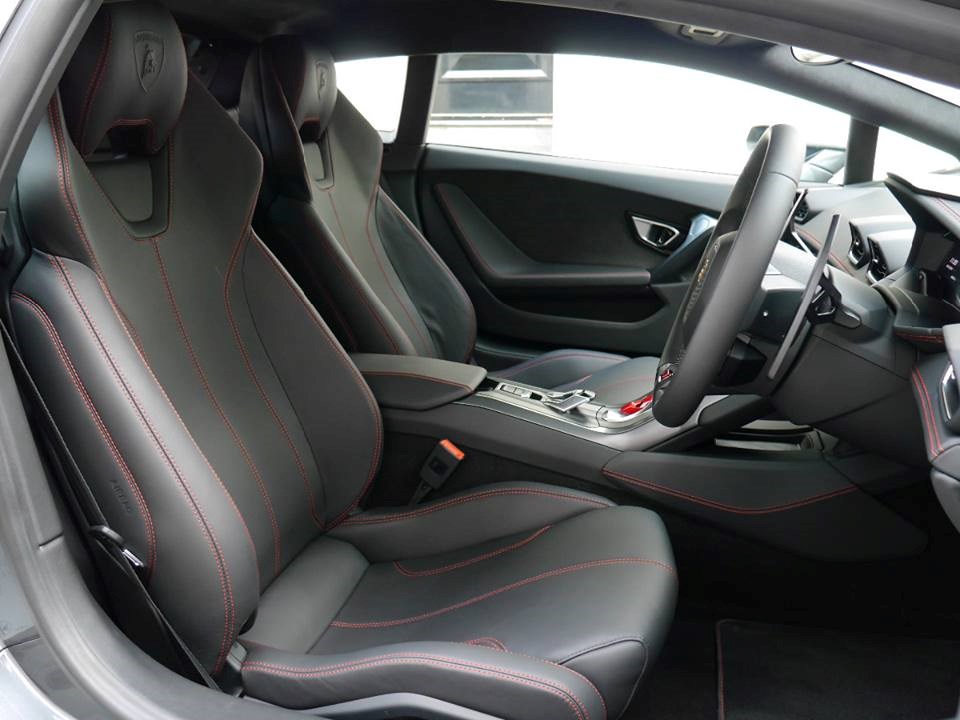 2014 Lamborghini Huracan interior.