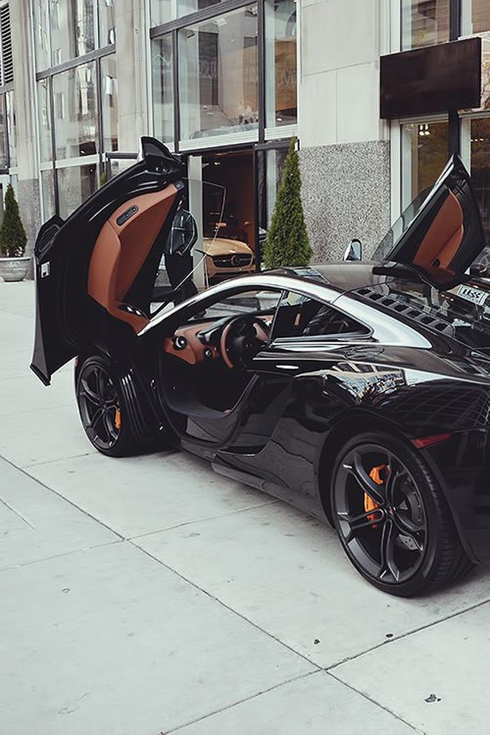 McLaren MP4 12C.
