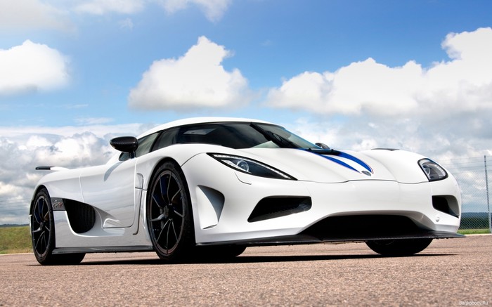 Gorgeous white McLaren.