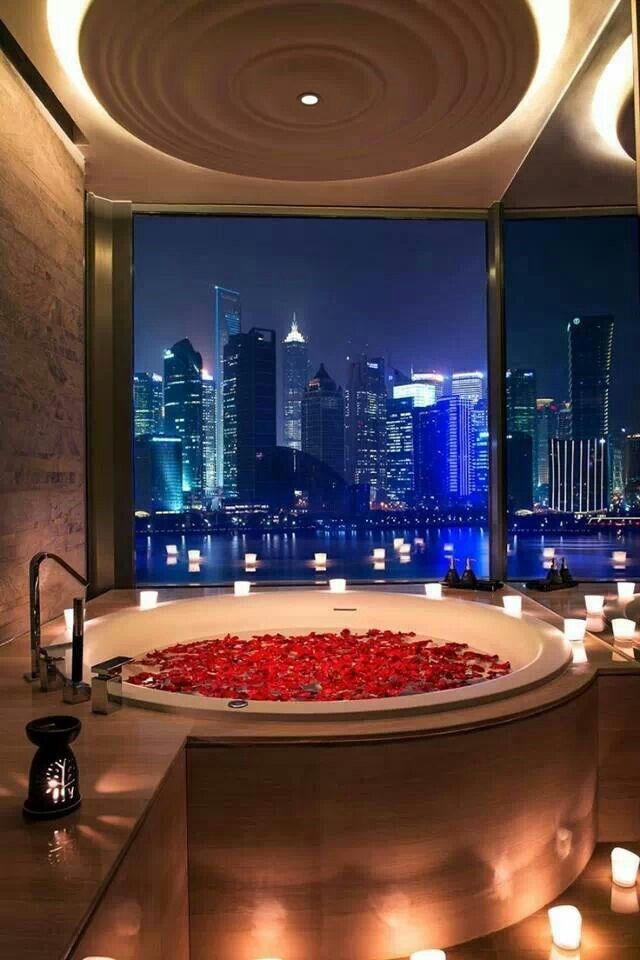 Luxury hotel Bayan Tree, Shanghai.