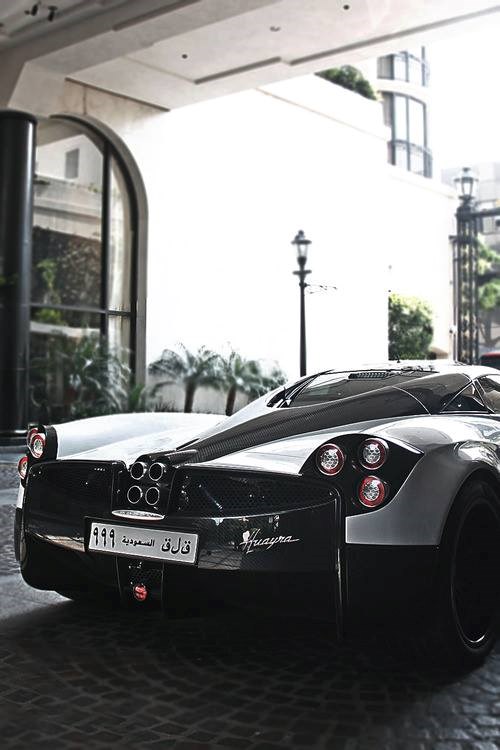 Amazing Pagani Huayra.