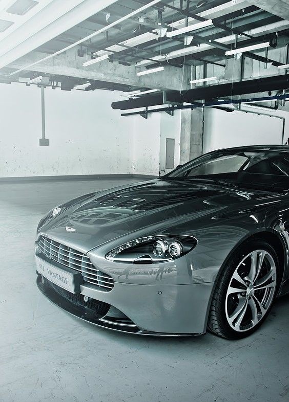Aston Martin Vantage V12.