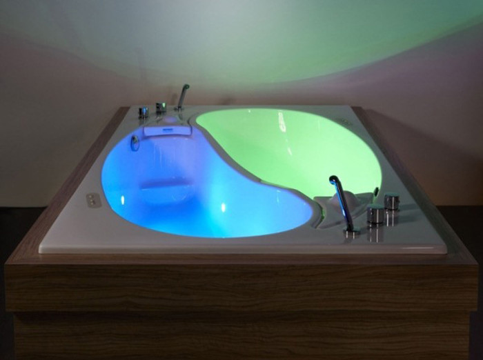 Really cool Ying Yang couple bath. 