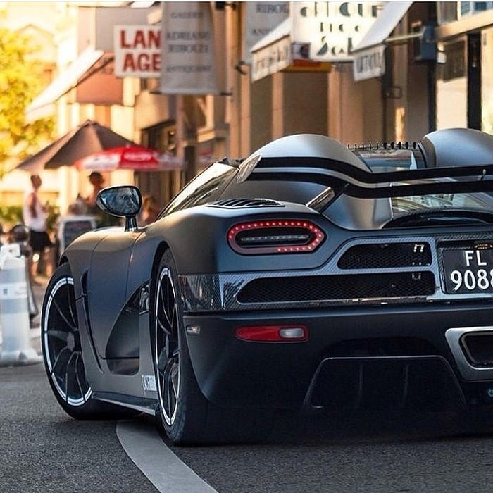 Do you know what car is this? 