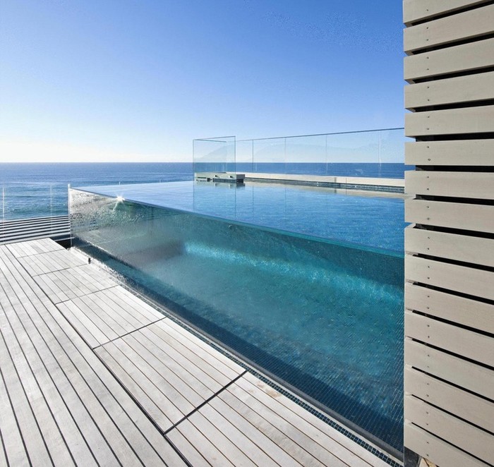 Pure clear-acrylic pool in a summer house in Australia