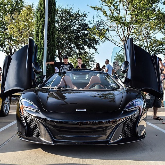 Black McLaren 650S.
