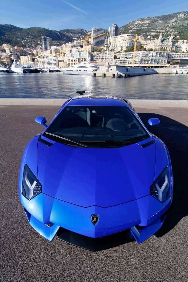 Lamborghini Aventador LP700-4.