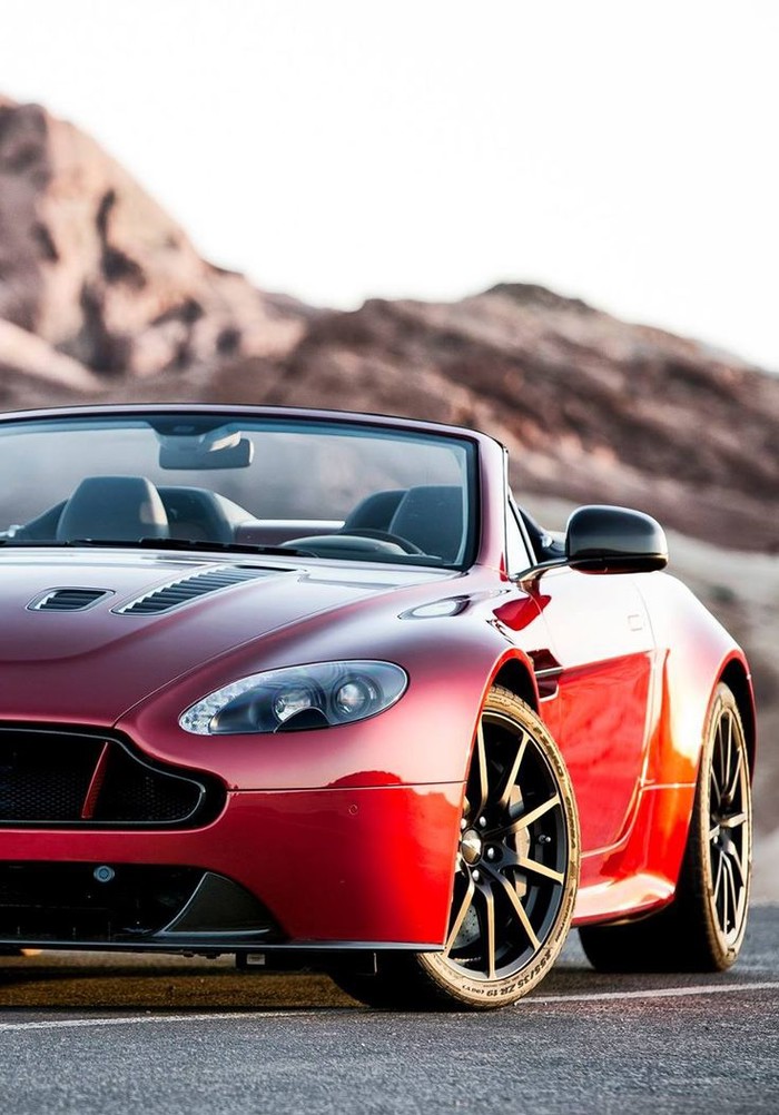 Aston Martin Vantage V12 Volante.