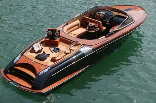 Chic and sleek boat - Riva Aquariva 100.