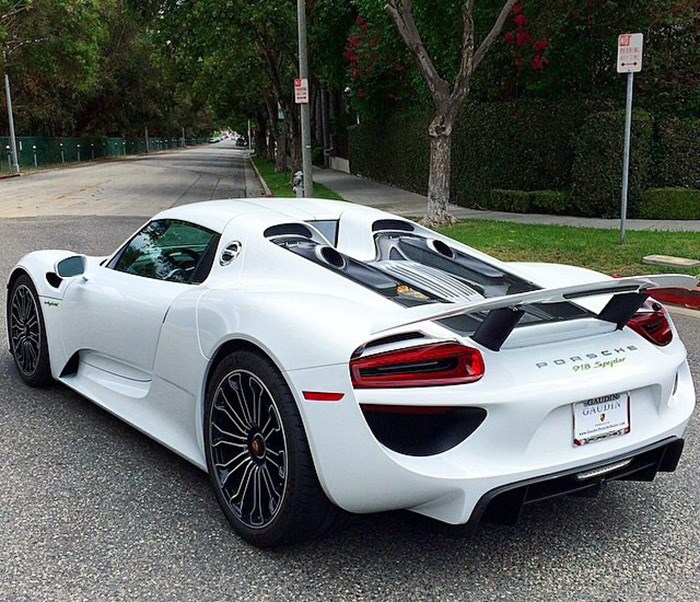 White Porsche 918 Spyder.