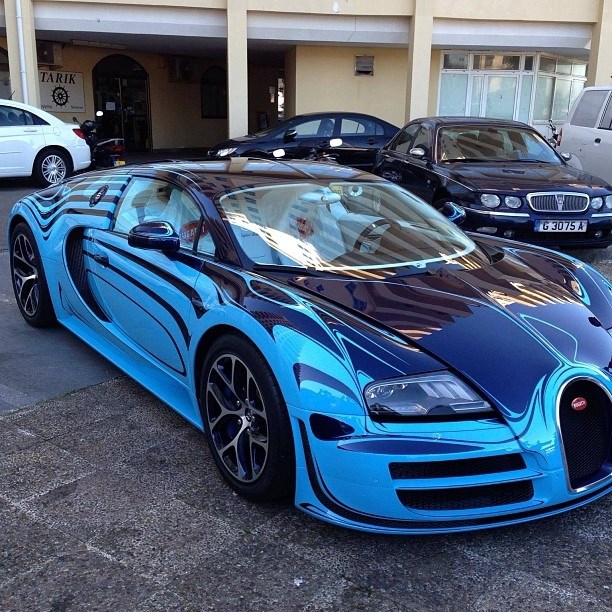 Bugatti Veyron with custom paint