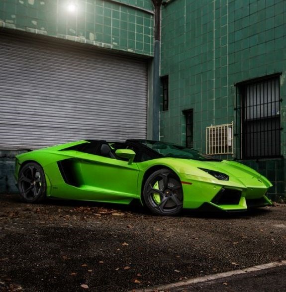  Lamborghini Aventador.