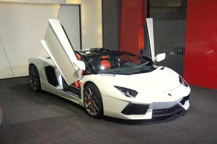 Lamborghini Aventador Lp700-4 Roadster.