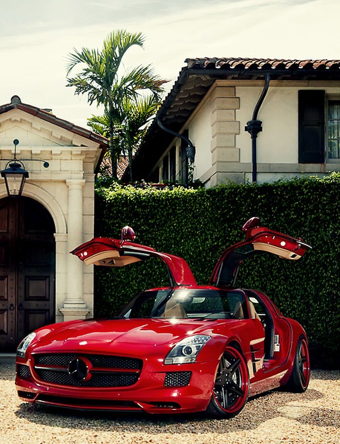 Mercedes SLS.
