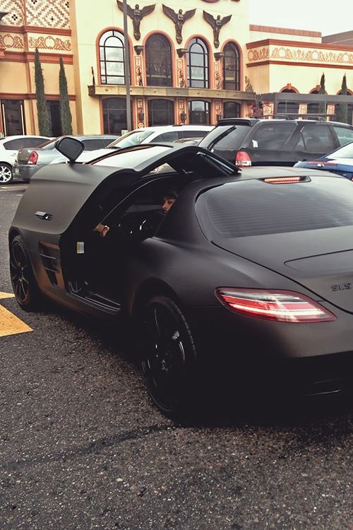 Mercedes-Benz SLS.