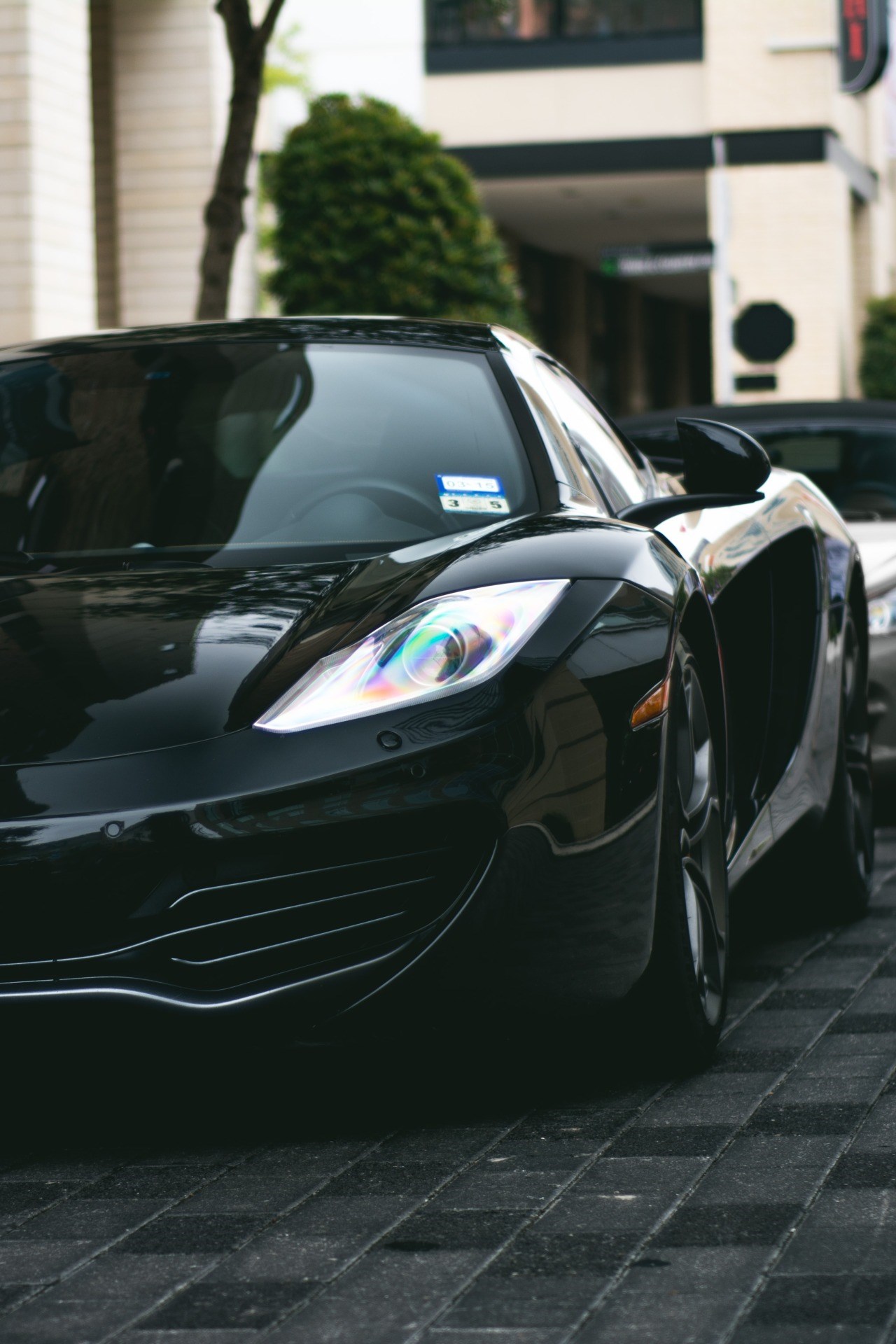McLaren MP4-12C.