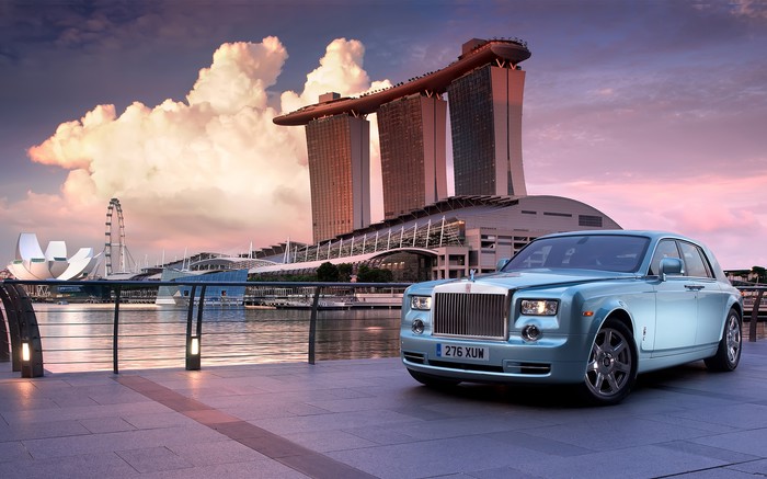 Rolls Royce Phantom.