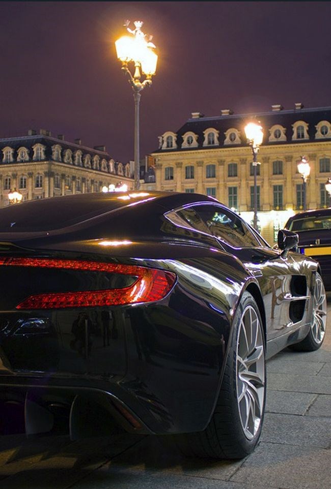 Aston Martin One-77.