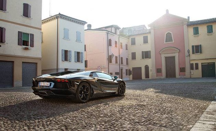 Lamborghini Aventador LP700-4.
