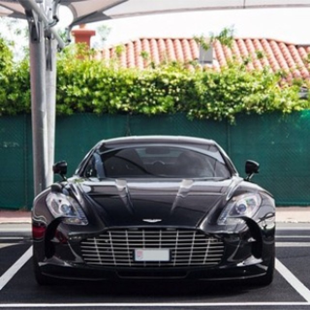 Aston Martin One 77.