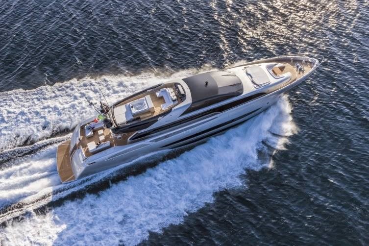  Riva 122' Mythos.