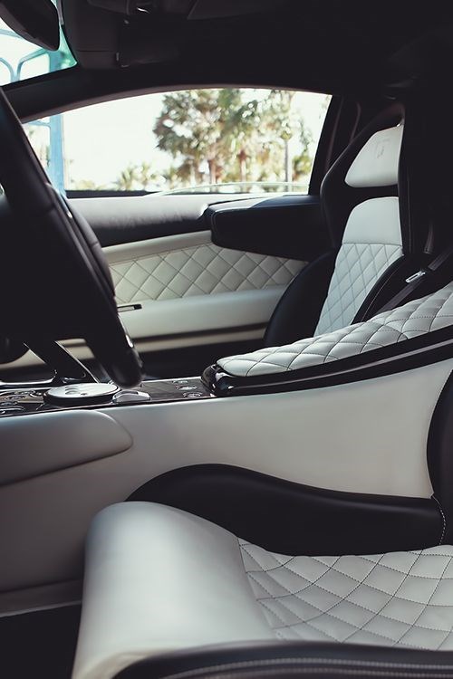 Lamborghini Murciélago interior.