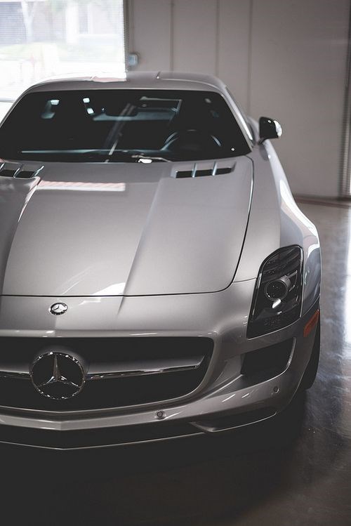 Mercedes SLS.