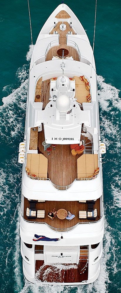 Perle Bleu yacht.
