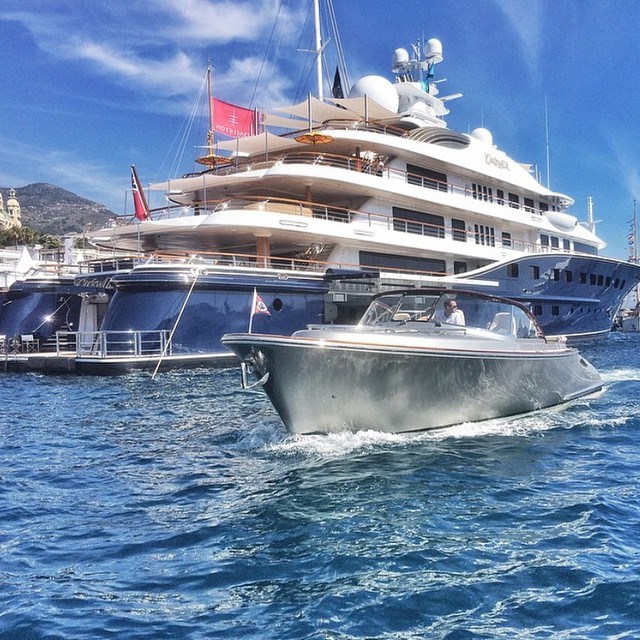 Mega yacht Cakewalk.