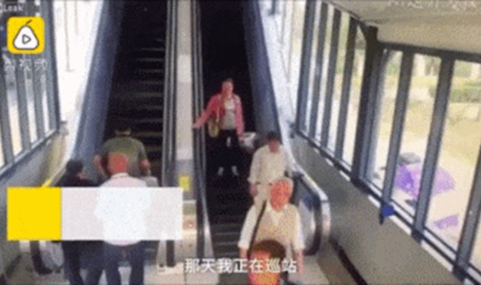Starci su prvi put koristili pokretne stepenice, trebala im je pomoć