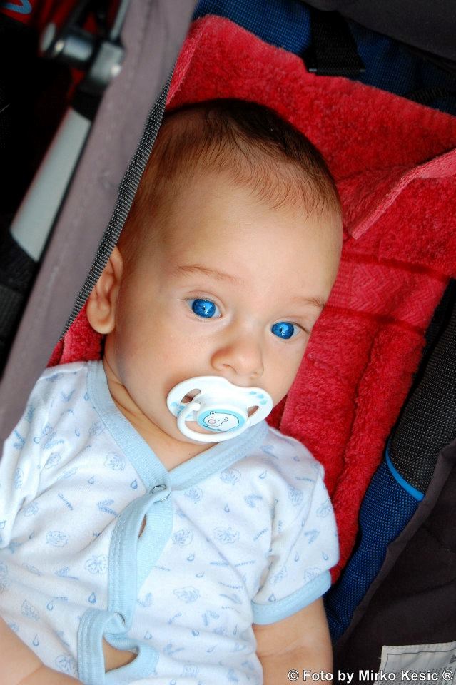 Zemaljske oči bijeloputog dječaka